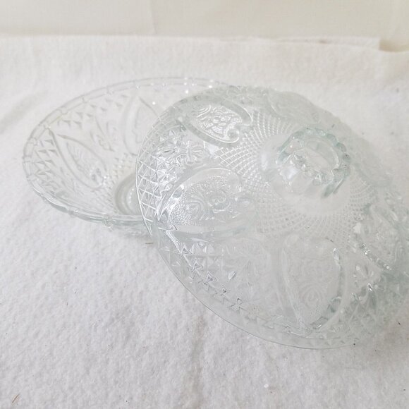 Bowl vntg molded glass Lidded Serving Pattern: Hearts & Fleur De Lys 1970s - Picture 3 of 9